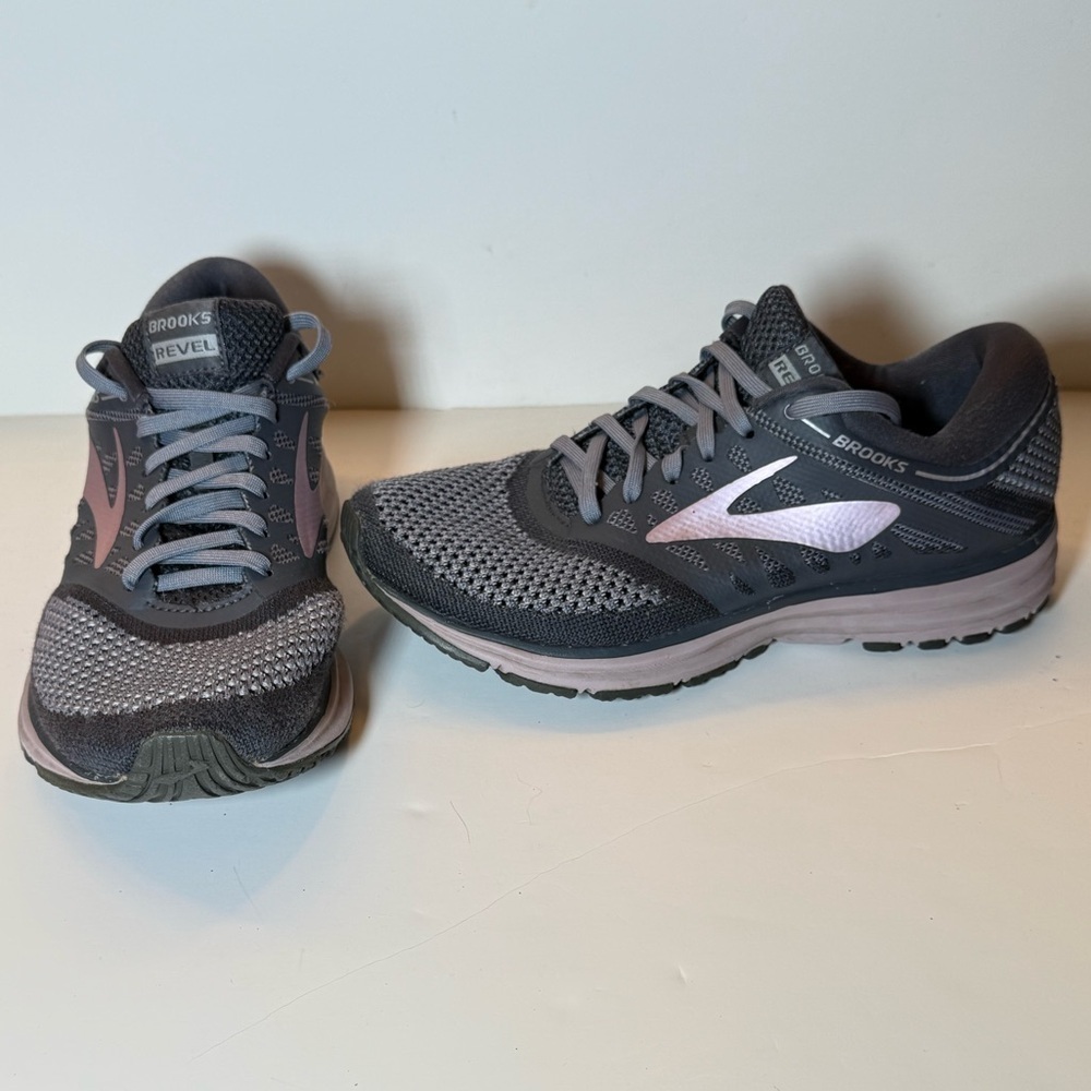 Brooks Revel running shoes in a grey and purple Size 7